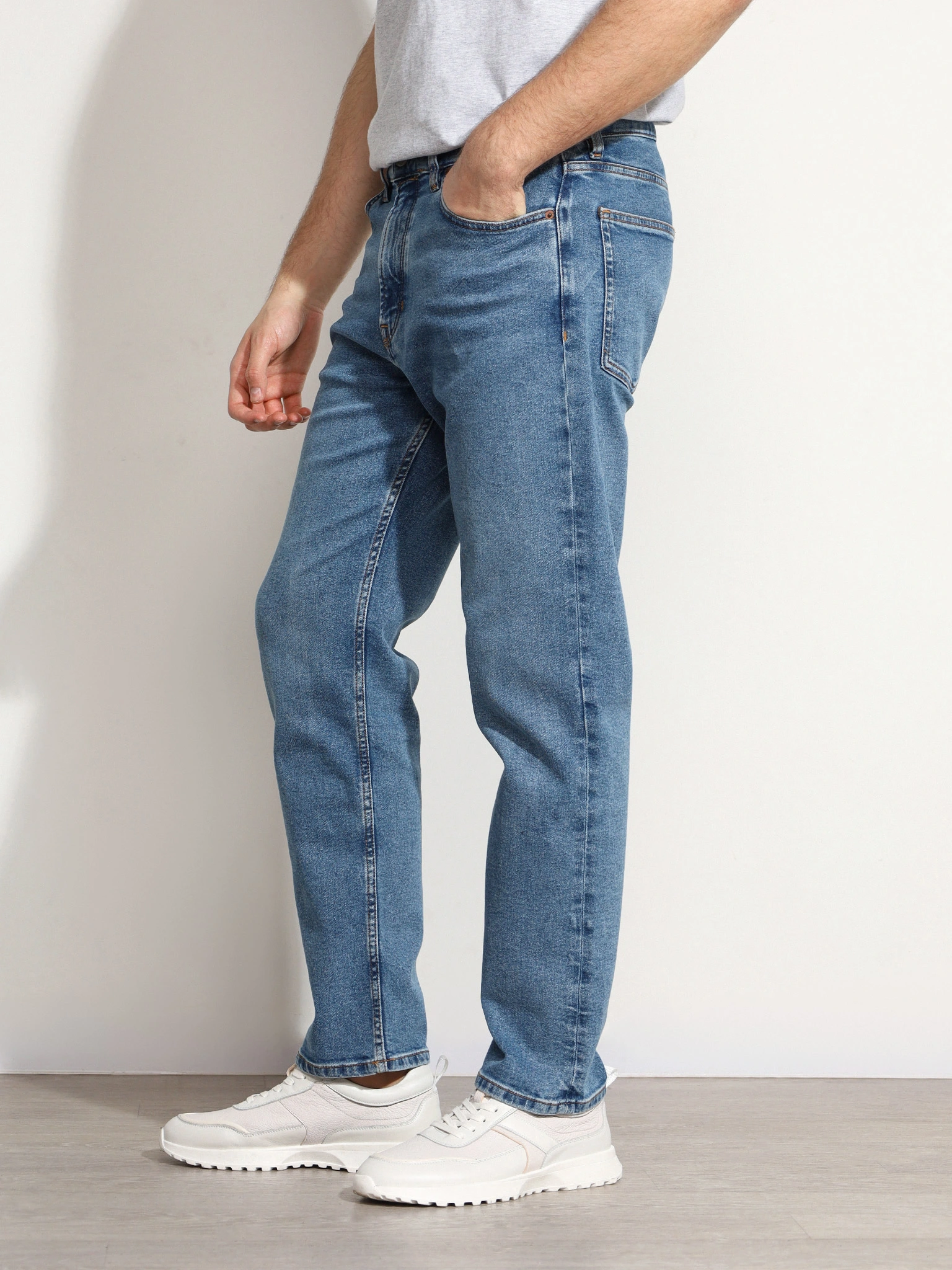 Джинсы классические синего цвета из смесового хлопка